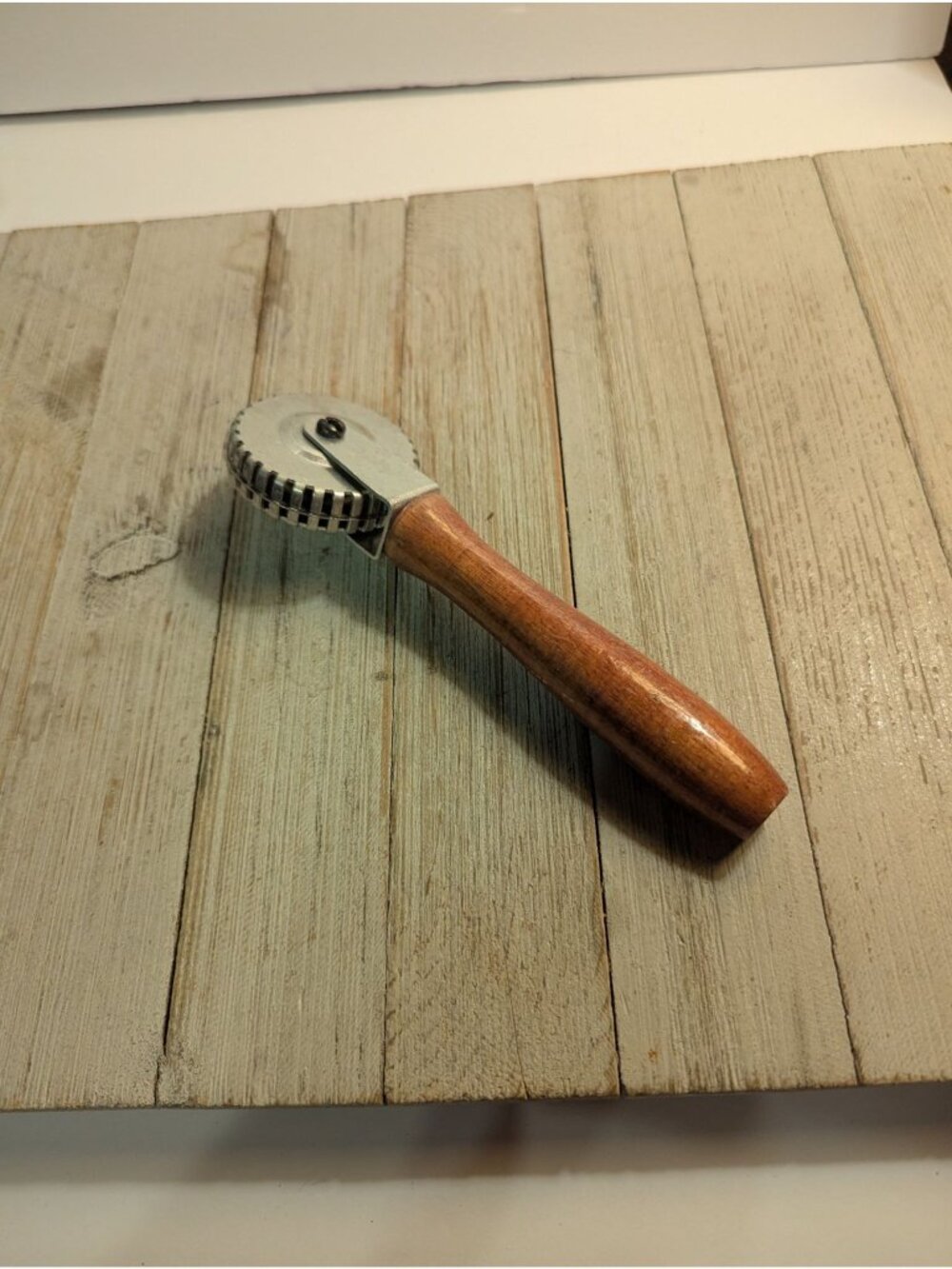 Vintage Pampered Chef Pastry Pie Crimper Sealer Wheel Pastry Cutter Wood Handle